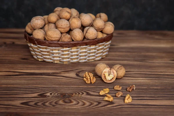 Koš Plný Skořápkových Vlašských Ořechů Dřevěném Pozadí Přírodní Zdravý Produkt — Stock fotografie