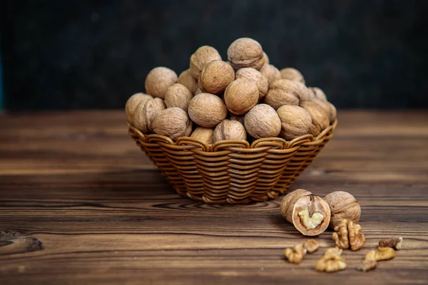 Uma Cesta Cheia Nozes Com Casca Fundo Madeira Produto Natural — Fotografia de Stock