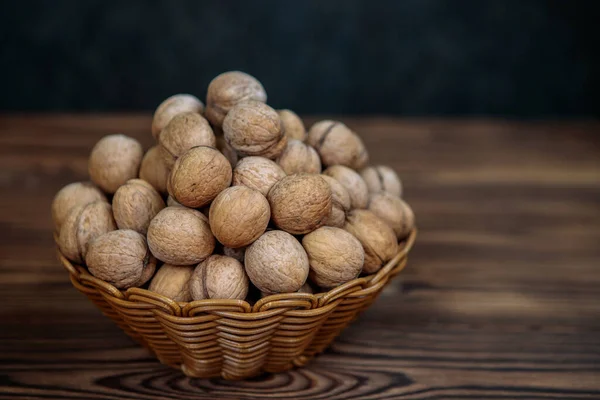 Koš Plný Skořápkových Vlašských Ořechů Dřevěném Pozadí Přírodní Zdravý Produkt — Stock fotografie