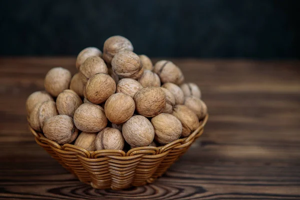 Uma Cesta Cheia Nozes Com Casca Fundo Madeira Produto Natural — Fotografia de Stock