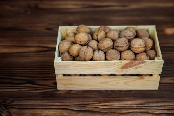 Scatola Riempita Con Noci Guscio Uno Sfondo Legno Vista Dall — Foto Stock