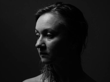 Genç kadın ifade momochrome