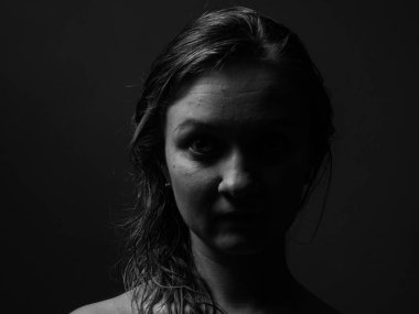 Genç kadın ifade momochrome