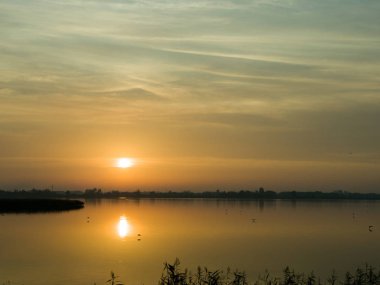 Saharian günbatımı Gölü