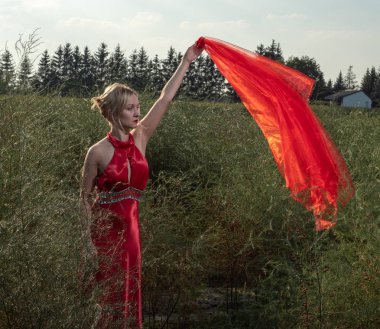 Doğal olarak güzel bin yıllık kadın seksi kırmızı elbiseli