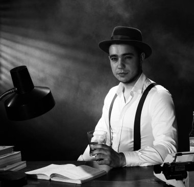 Mavi elbiseli oturma ve ifadeler gösterilen yakışıklı başarılı iş adamı