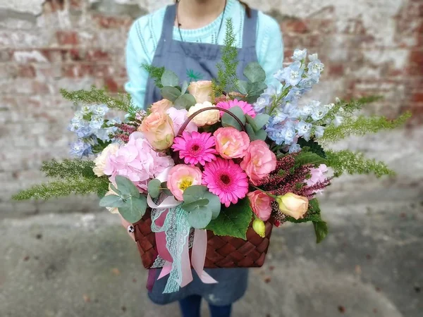 Buquê Flores Plantas Bolsa Close Florista Uma Loja Flores — Fotografia de Stock