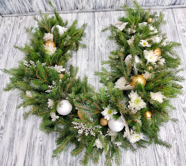 Bella Ghirlanda Natale Con Aghi Pino Crisantemi Bianchi Decorazioni Dell — Foto Stock