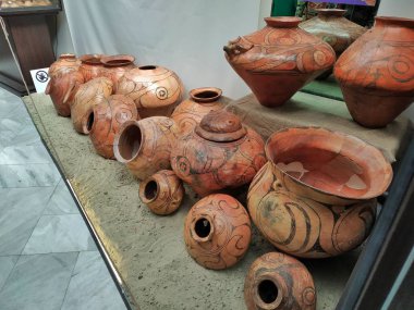 Eski çömlek eski bir pazardır. Kazı bulur. Kil vazolar bir desen, güzel el yapımı eski gemiler ile