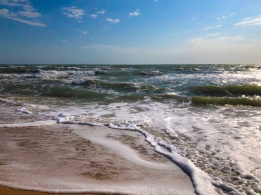 Güzel deniz dalgaları, nefes kesici bir deniz manzarası. Yaz meltemi. Deniz Kıyısı - Stok resmi