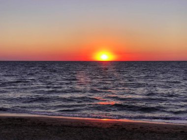 Deniz ürünleri görüntüsünde gün batımı. Denizde muhteşem bir gün batımı
