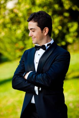 damat portre üzerinde bir park düğün