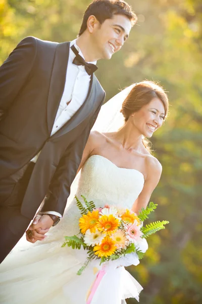 Boldog Menyasszony Vőlegény Esküvő Napján Park — Stock Fotó