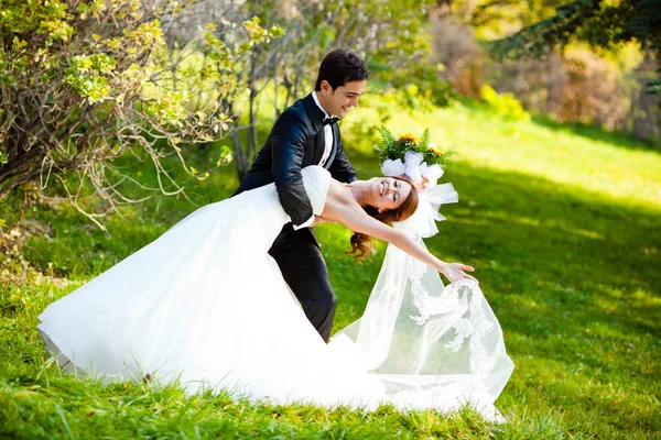 Dancing Wedding Couple Park Sunny Day — Stock Photo, Image