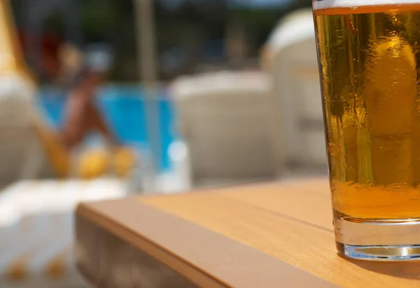 Cerveza y piscina — Foto de Stock