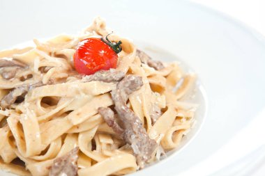  Fettuccine alfredo kiraz ile süslenmiş