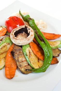 Ton balığı salatalı yemek konsepti, sığ...