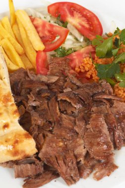 Ekmek ve sebzeli Türk kebabı.