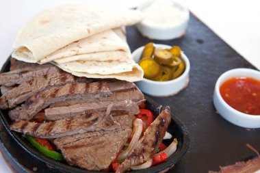 Biftek ve soslu tortilla.