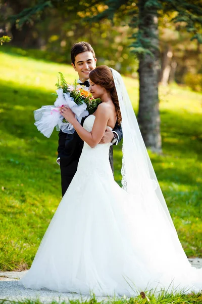 Boldog Menyasszony Vőlegény Esküvő Napján Park — Stock Fotó