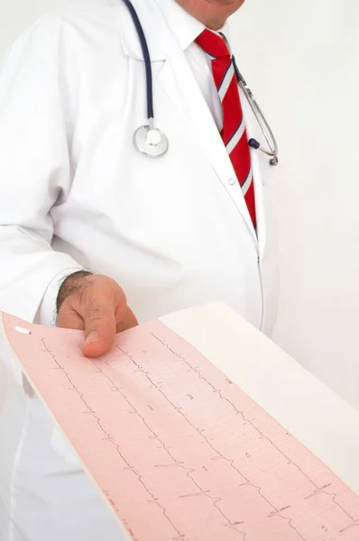 Γιατρός Που Εκδίδει Την Έκθεση Παρακολούθησης Της Καρδιάς Ρηχή Dof — Φωτογραφία Αρχείου