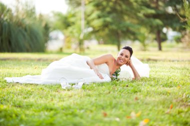 bahçede çiçekler ile güzel düğün gelin