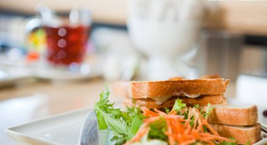 Düşük kalorili sebzeli sandviç.