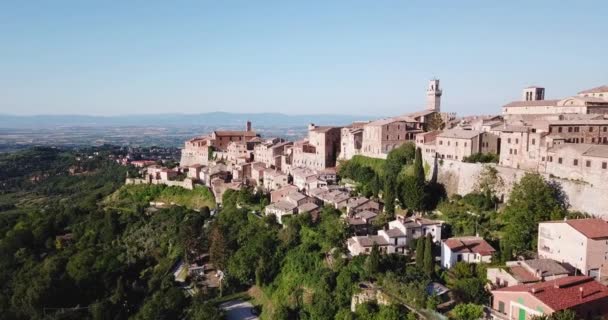 Montepulciano, Siena, Itálie - 19 červen 2018. Letecký pohled na město