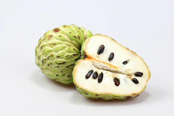 Taze Krema Elması beyaz arkaplanda izole edildi