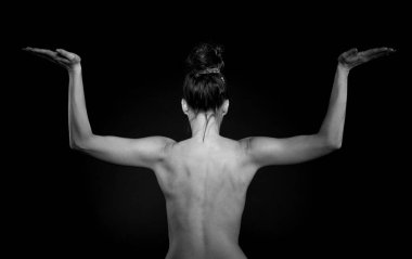 koyu arka plan üzerinde Mısır Makyajlı kadın