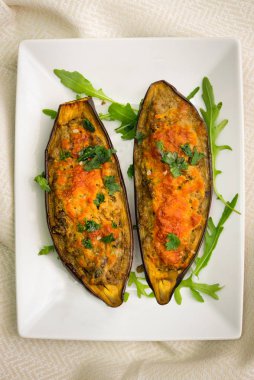 Patlıcan yarım kıyma ile dolu ve sonra pişmiş peynir kesmek