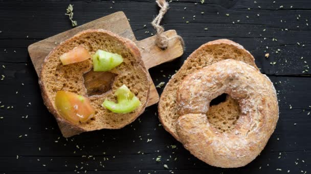 Getrocknetes Brot Freselle Genannt Eingeweicht Wasser Serviert Mit Olivenöl Und — Stockvideo
