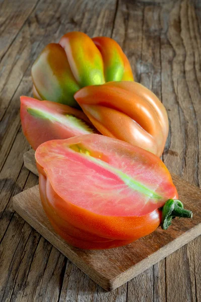 Close Tomate Cru Chamado Boi Lareira Fatiada Fundo Madeira — Fotografia de Stock