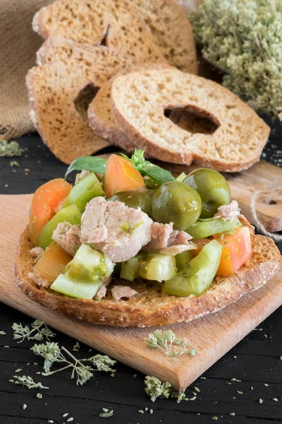 那不勒斯食品干面包与橄榄油 绿色和红色的西红柿和金枪鱼叫 Fresella — 图库照片