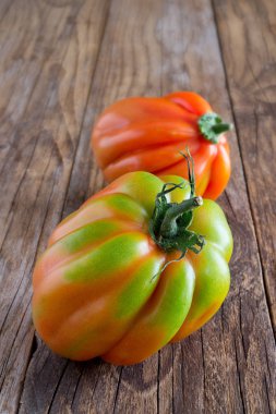 Çiğ domates üstten görünüm öküz ocağın üzerinde ahşap arka plan denir.