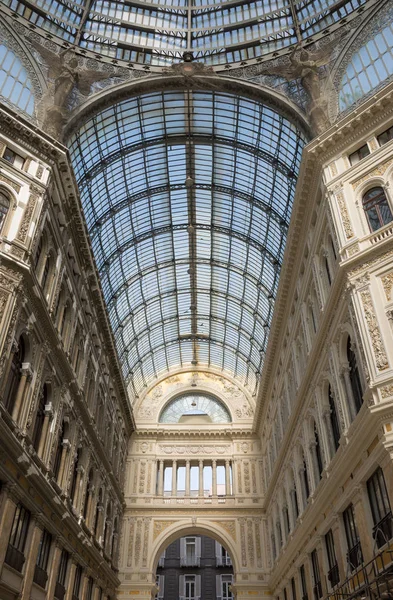 意大利那不勒斯 2018年6月4日 拱廊内部翁贝托 玻璃圆顶画廊在1890年开始了在三年的工作以后 — 图库照片