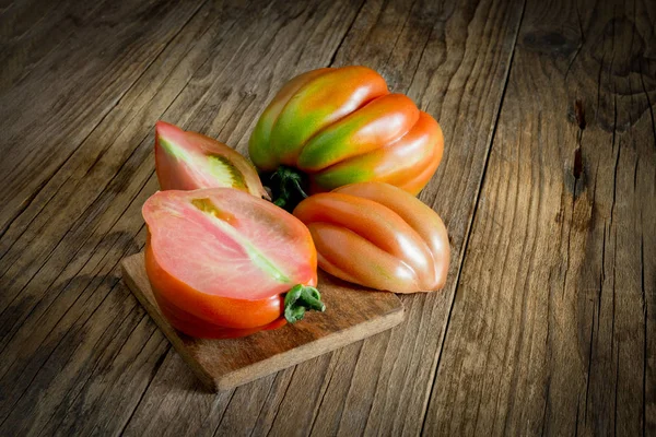 Vista Superior Tomate Cru Chamado Lareira Boi Fundo Madeira — Fotografia de Stock