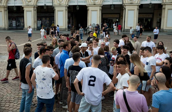 有名な俳優ロッコ ロッコシフレディは トリノのサン カルロ広場で彼のファンを満たしているトリノ イタリア 2018 — ストック写真