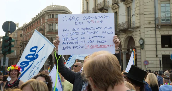 Torino, İtalya - 16 Haziran 2018: katılımcılar Gay Pride şehir merkezinde. Sloganı 
