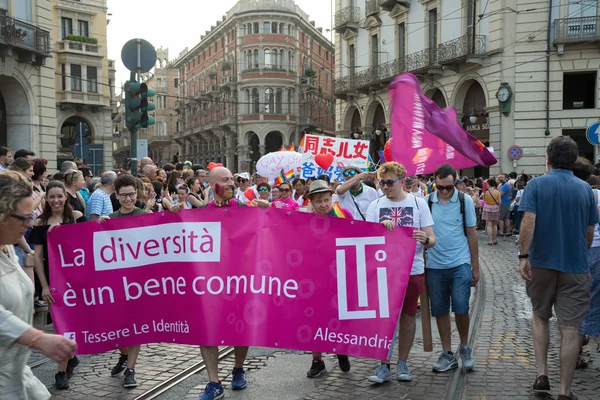 Torino, İtalya - 16 Haziran 2018: katılımcılar Gay Pride şehir merkezinde. Sloganı 