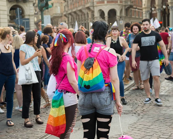 意大利都灵 2018年6月16日 在市中心的同志自豪感的参加者 口号是 不睡觉 邀请为捍卫人权和反对歧视而战 — 图库照片