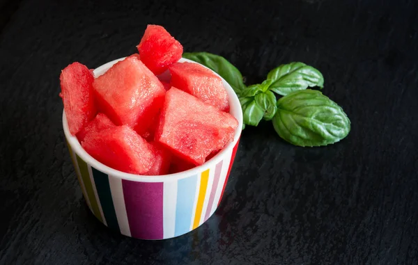 Rode Zoete Watermeloen Blokjes Gesneden Kleine Cup Zwarte Achtergrond — Stockfoto