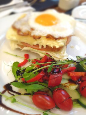 Avrupa tost kahvaltı kızarmış yumurta, peynir, hamand karışımı salata ile