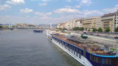 Budapeşte, Macaristan - 4 Ağustos, 2018: peyzaj taşıma veya turistik Restoran için kullanılan deniz araçları ile Tuna Nehri manzaralı.