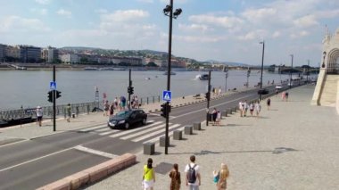 Budapeşte, Macaristan - 6 Ağustos, 2018: Tuna Nehri ve yürüyen insanlar görünümü
