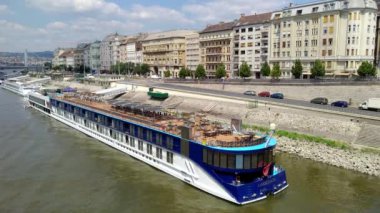 Budapeşte, Macaristan - 4 Ağustos, 2018: peyzaj taşıma veya turistik Restoran için kullanılan deniz araçları ile Tuna Nehri manzaralı.