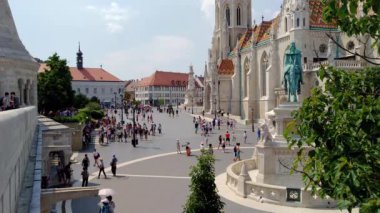 Budapeşte, Macaristan - 5 Ağustos, 2018: antik gelen turist Matthias kilise ve Buda içinde bulunan balıkçılar burç 1269 içinde inşa.