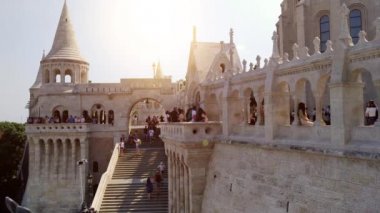 Budapeşte, Macaristan - 5 Ağustos, 2018: antik gelen turist Matthias kilise ve Buda içinde bulunan balıkçılar burç 1269 içinde inşa.