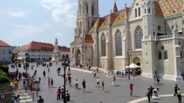 Budapeşte, Macaristan - 5 Ağustos, 2018: antik gelen turist Matthias kilise ve Buda içinde bulunan balıkçılar burç 1269 içinde inşa.