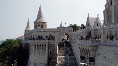 Budapeşte, Macaristan - 5 Ağustos, 2018: antik gelen turist Matthias kilise ve Buda içinde bulunan balıkçılar burç 1269 içinde inşa.